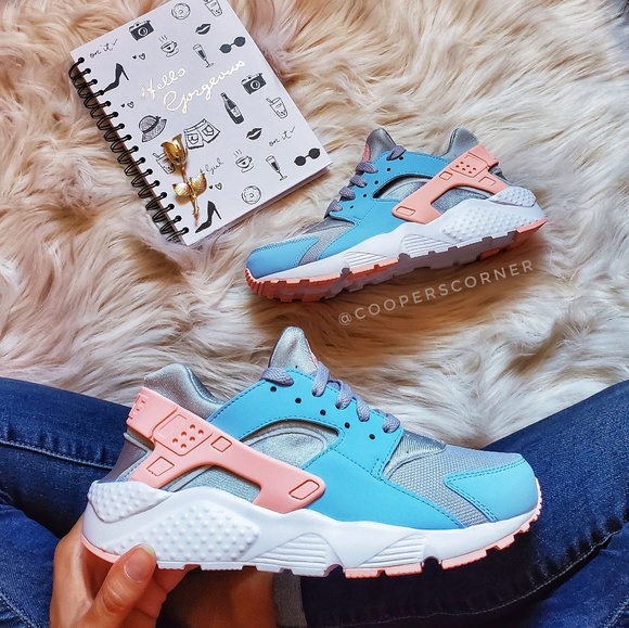 Nike Shoes - NEW Nike Huarache Run